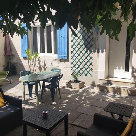 Mas provençal au cœur des vergers Vallabrègues Extérieur photo