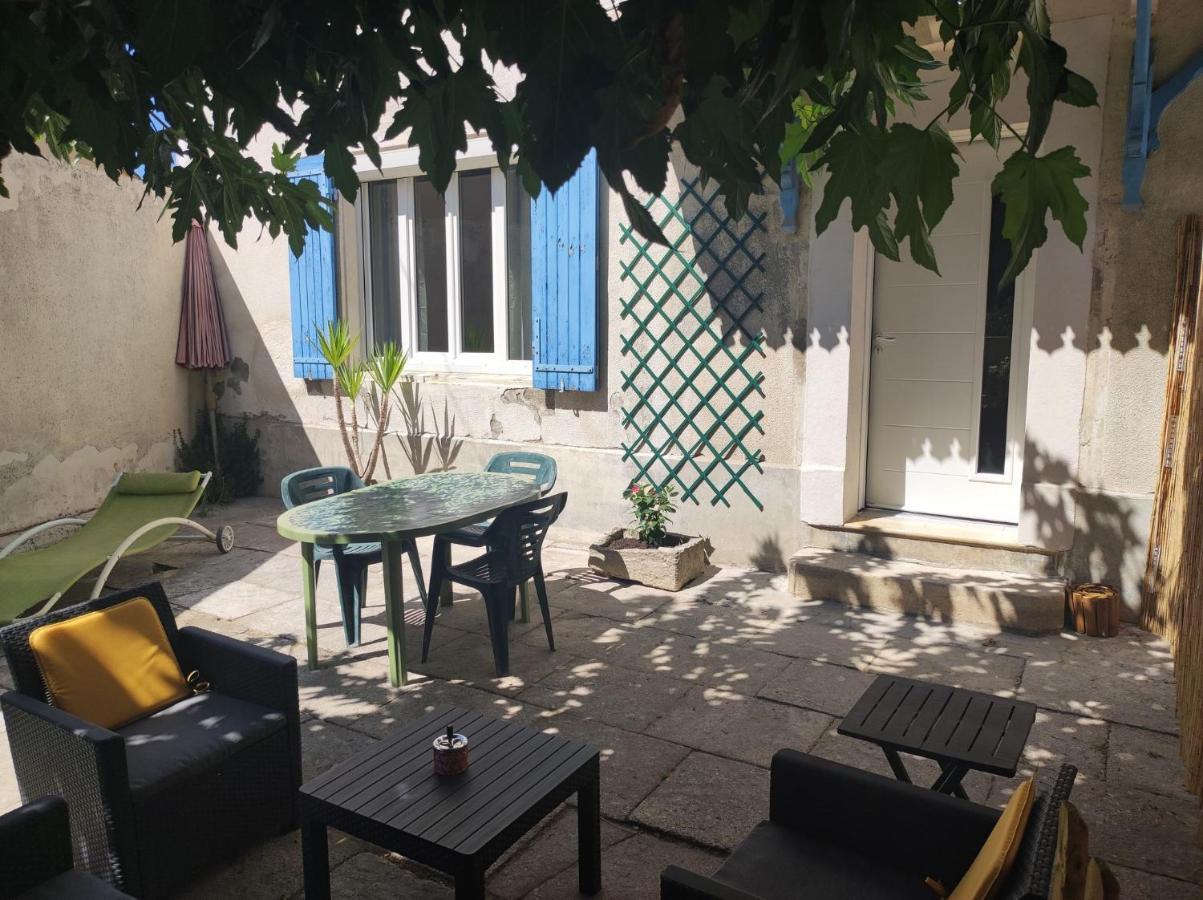 Mas provençal au cœur des vergers Vallabrègues Extérieur photo
