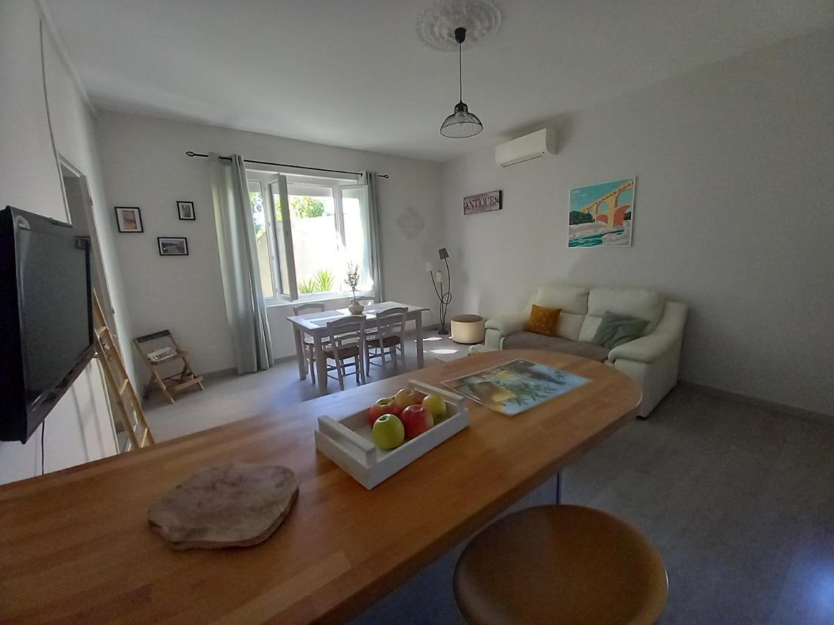 Mas provençal au cœur des vergers Vallabrègues Extérieur photo